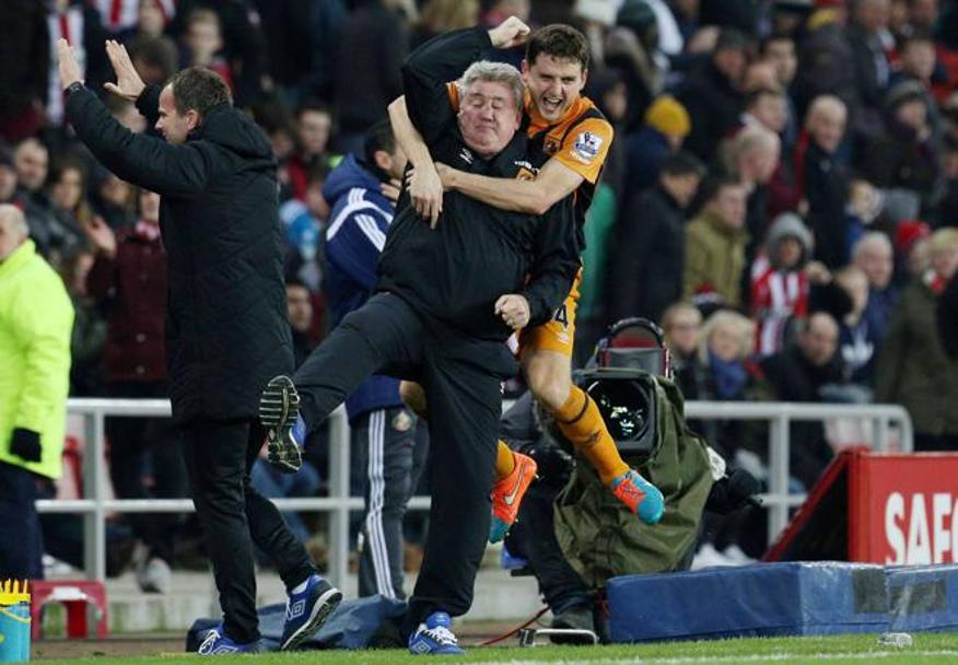 E il figlio Alex, 30 anni, festeggia col pap e allenatore Steve Bruce, 54 anni, la vittoria col Sunderland. Action